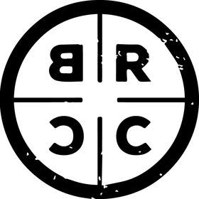 Un cercle noir divisé en quatre parties par une croix, chaque quadrant contenant une lettre noire en gras : B, R, C et C. Représentant les solutions de mise sur le marché pour les produits de grande consommation, les lettres sont disposées de telle sorte que les lettres B et R figurent en haut, en miroir, et les deux C en bas.