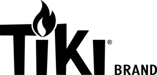 Schwarz-weißes TIKI-Markenlogo mit einem Flammenmotiv, das in den Buchstaben I integriert ist – ideal für eine E-Commerce-Marketing-Fallstudie – und dem Wort „BRAND“ in kleinerer Schrift unten rechts.