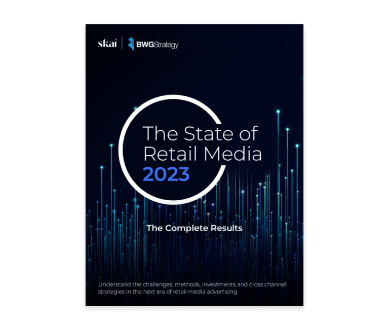 Titelseite mit dem Titel „The State of Retail Media 2023 – The Complete Results“, auf der leuchtend blaue Datenlinien vor einem dunklen Hintergrund zu sehen sind. Die Erkenntnisse zu Retail Media 2023 sind hervorgehoben, oben sind die Logos Skai BWG Strategy zu sehen.