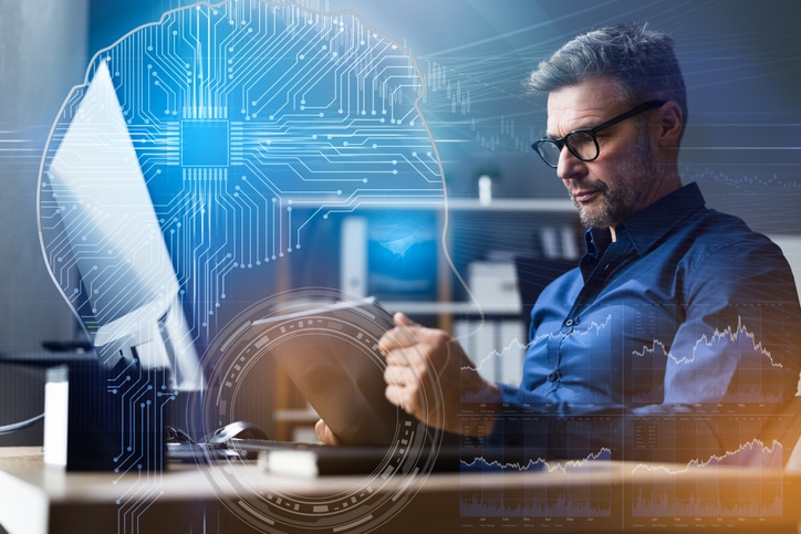 Analyste de données financières utilisant l'IA dans le marketing