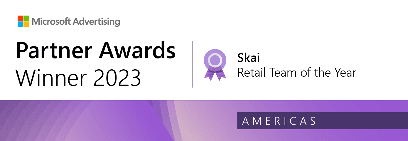 Banner mit dem Gewinner der Microsoft Advertising Partner Awards 2023, bei denen Skai als „Retail Team of the Year“ für Nord- und Südamerika ausgezeichnet wurde, mit einem violetten Schleifensymbol und einem abstrakten violetten Design.