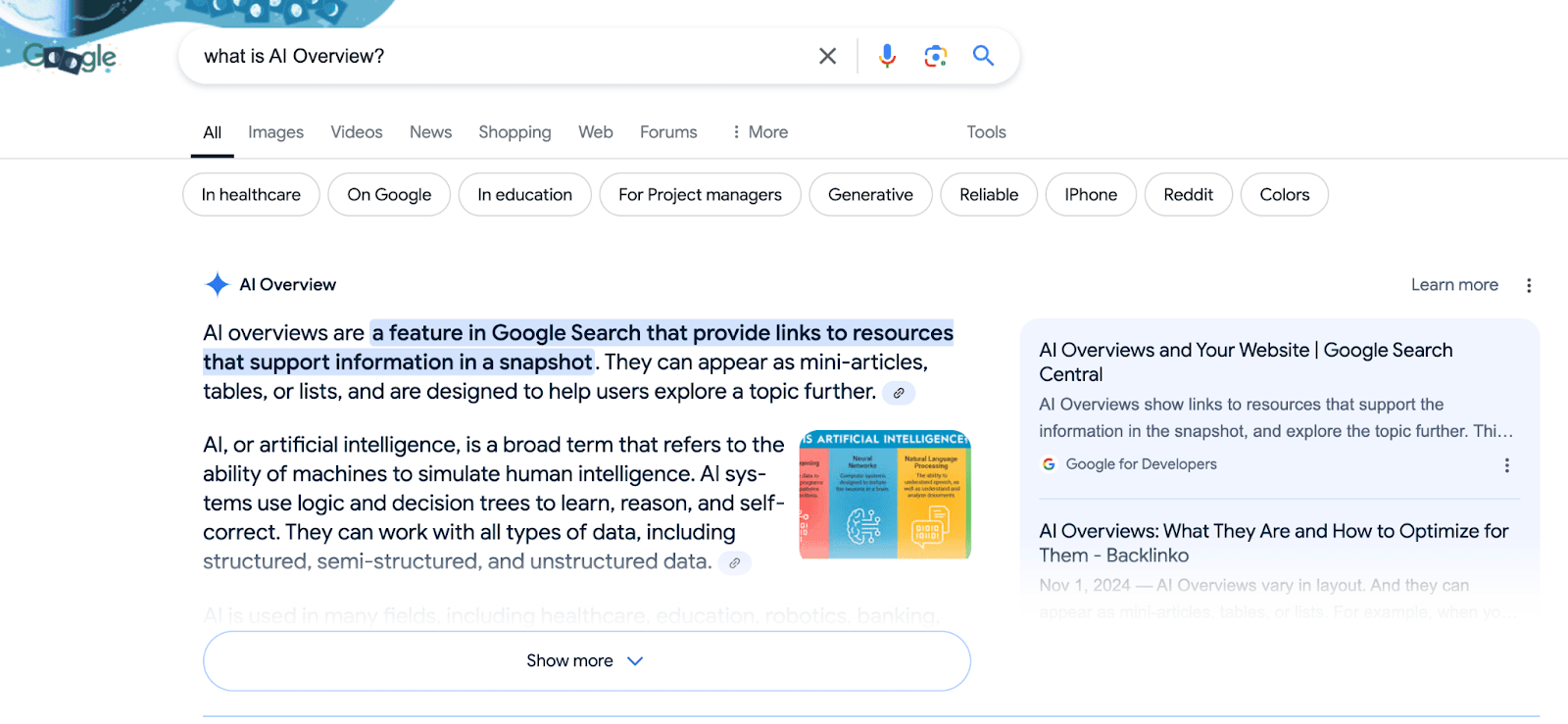 Screenshot einer Google-Suche nach „Was ist KI – Überblick?“, der eine hervorgehobene Infobox mit einer Erklärung zum Google-KI-Überblick zeigt, mit einem blau markierten Abschnitt und zwei Buchabbildungen zum Thema künstliche Intelligenz.