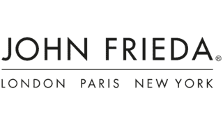 Le logo John Frieda en lettres noires, avec la mention « LONDON PARIS NEW YORK sous une ligne horizontale. Le fond est gris clair, ce qui convient parfaitement à une étude de cas sur la publicité dans les médias de distribution.