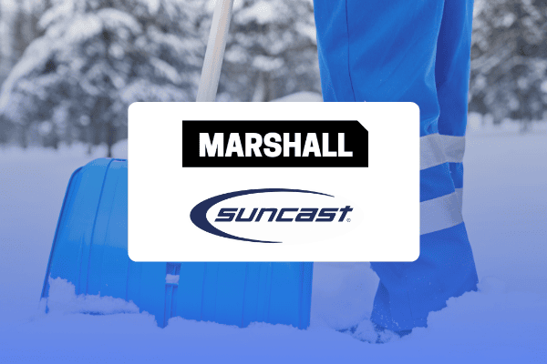 Eine Person in blauen Hosen schaufelt mit einer blauen Schneeschaufel Schnee. Im Vordergrund sind die Logos von „Marshall“ und „Suncast“ zu sehen, die eine Fallstudie zum Thema Retail Media veranschaulichen. Im Hintergrund sind schneebedeckte Bäume verschwommen zu sehen.