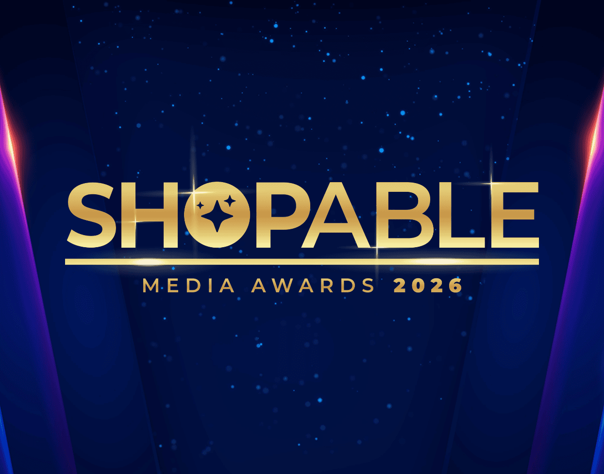 Le texte doré « SHOPABLE MEDIA AWARDS 2026 » sur fond bleu foncé parsemé d'étoiles scintillantes célèbre les ShopAble Media Awards 2026 Skaiaux États-Unis, qui récompensent les marques et les agences qui font entrer les médias dans l'ère de l'agentique.