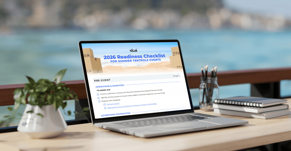 Auf einem Laptop, der auf einem Tisch im Freien steht, ist die Webseite „Checkliste für die Vorbereitung auf die großen Sommer-Veranstaltungen 2026“ aus dem Sommer-Verkaufsportal zu sehen. Daneben liegen ein Ringbuch, ein Stift und ein Glas Wasser. Im Hintergrund ist eine verschwommene Meereslandschaft zu sehen.