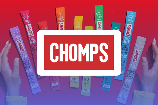 Ein Paar Hände umrahmt mehrere bunte Chomps-Fleischstangen-Packungen, die aufrecht auf einem rot-blauen Farbverlaufshintergrund angeordnet sind, auf dem das große weiße Chomps-Logo zu sehen ist – perfekt, um die Chomps-Fallstudie zu „Walmart Connect“ hervorzuheben.