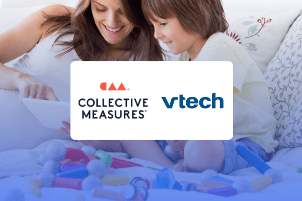 Une femme et un enfant sont assis sur un lit et sourient en regardant une tablette, tandis que des jouets sont éparpillés au premier plan. Les logos superposés, « Collective Measures » et « vtech », mettent en avant cette étude de cas sur le Retail Media.