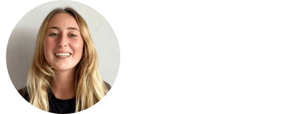 Eine lächelnde junge Frau mit langen blonden Haaren, die ein schwarzes Shirt trägt. Der Text neben ihr lautet „Emma Carozzo“ und „OmniShopper“ auf hellgrauem Hintergrund und hebt ihre Arbeit bei führenden Marktforschungsunternehmen hervor.