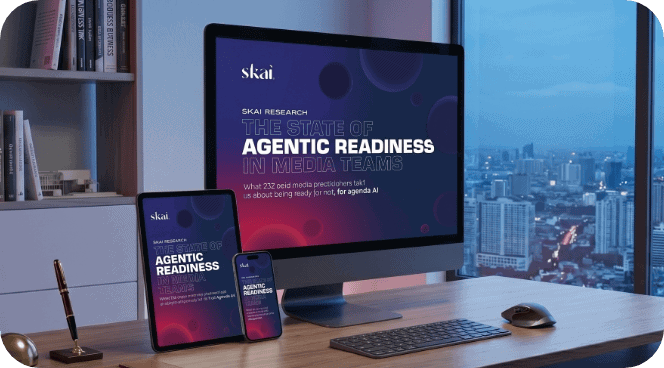 Un écran d'ordinateur, une tablette et un smartphone affichent un rapport intitulé « The State of Agentic Readiness in Media Teams » (L'état de préparation agentique au sein des équipes médias), publié par Skai . Ces appareils sont posés sur un bureau près d'une fenêtre donnant sur un paysage urbain.