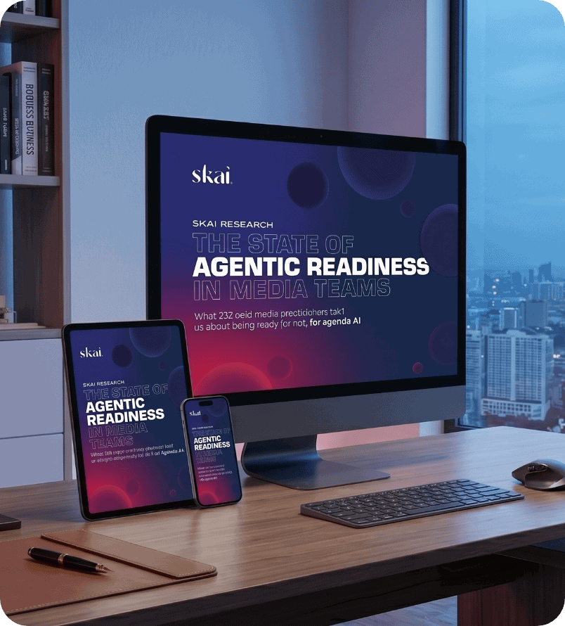 Un écran d'ordinateur, une tablette et un smartphone posés sur un bureau en bois affichent la même page de garde d'un rapport intitulé « The State of Agentic Readiness in Media Teams » (L'état de préparation des équipes médias à l'agentique), publié par Skai , dans un bureau moderne offrant une vue sur la ville.