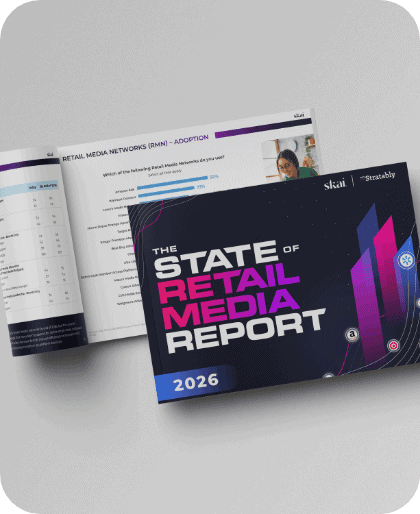 Une brochure intitulée « The State of Retail Media Report 2026 » est posée à côté d'une page ouverte présentant des graphiques, du texte et une petite photo d'une femme, sur un fond gris clair.