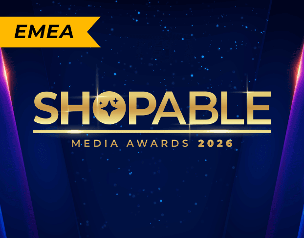 Le texte en lettres dorées indique « SHOPABLE MEDIA AWARDS 2026 » sur un fond bleu foncé parsemé d’étoiles. Une bannière jaune portant la mention « EMEA » vient rehausser ce design moderne, célébrant les ShopAble Media Awards 2026 Skaiaux États-Unis, qui récompensent les marques et les agences qui mènent les médias vers l’ère « Agentic ».