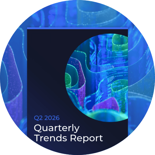 Image circulaire représentant la couverture du rapport trimestriel « Quarterly Trends Report » du deuxième trimestre 2026, ornée de motifs numériques colorés et ondulés dans des tons de bleu, de vert et de violet. L'arrière-plan reprend ce motif abstrait.