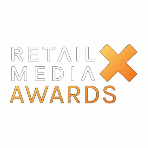 Logo des Retail Media Awards comportant les mots « Retail Media » en lettres contourées et « Awards » en lettres orange en gras. Un grand X orange X à côté du mot « Media ».