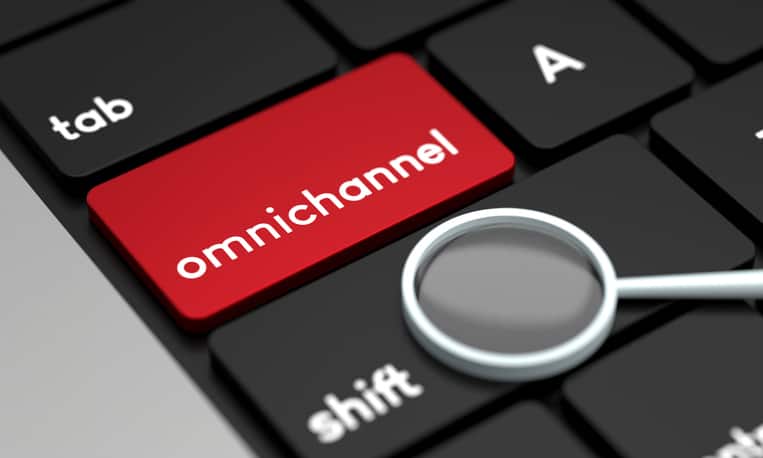 Un clavier comportant une touche rouge portant l'inscription « Omnichannel Customer » à côté de touches noires, ainsi qu'une loupe recouvrant partiellement les touches Maj et A.