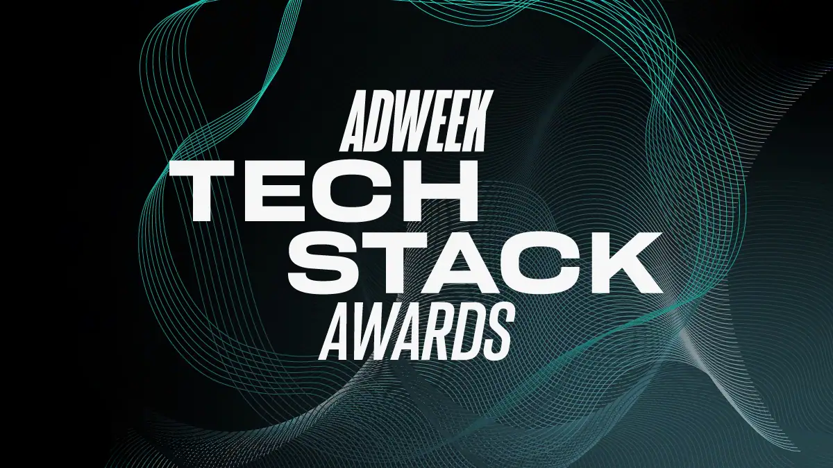 Auf einem dunklen Hintergrund mit fließenden abstrakten Linien in Blaugrün und Weiß steht in weißer, fetter Schrift „ADWEEK TECH STACK AWARDS“.