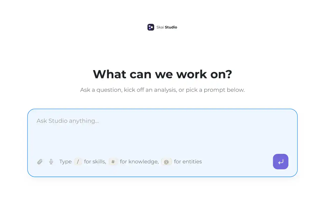 Screenshot einer Webseite mit dem Titel „Woran können wir arbeiten?“ mit einem Suchfeld, das Nutzer dazu auffordert, Fragen zu stellen oder eine Analyse zu starten, sowie Symbolen für Fähigkeiten, Wissen und Entitäten darunter.
